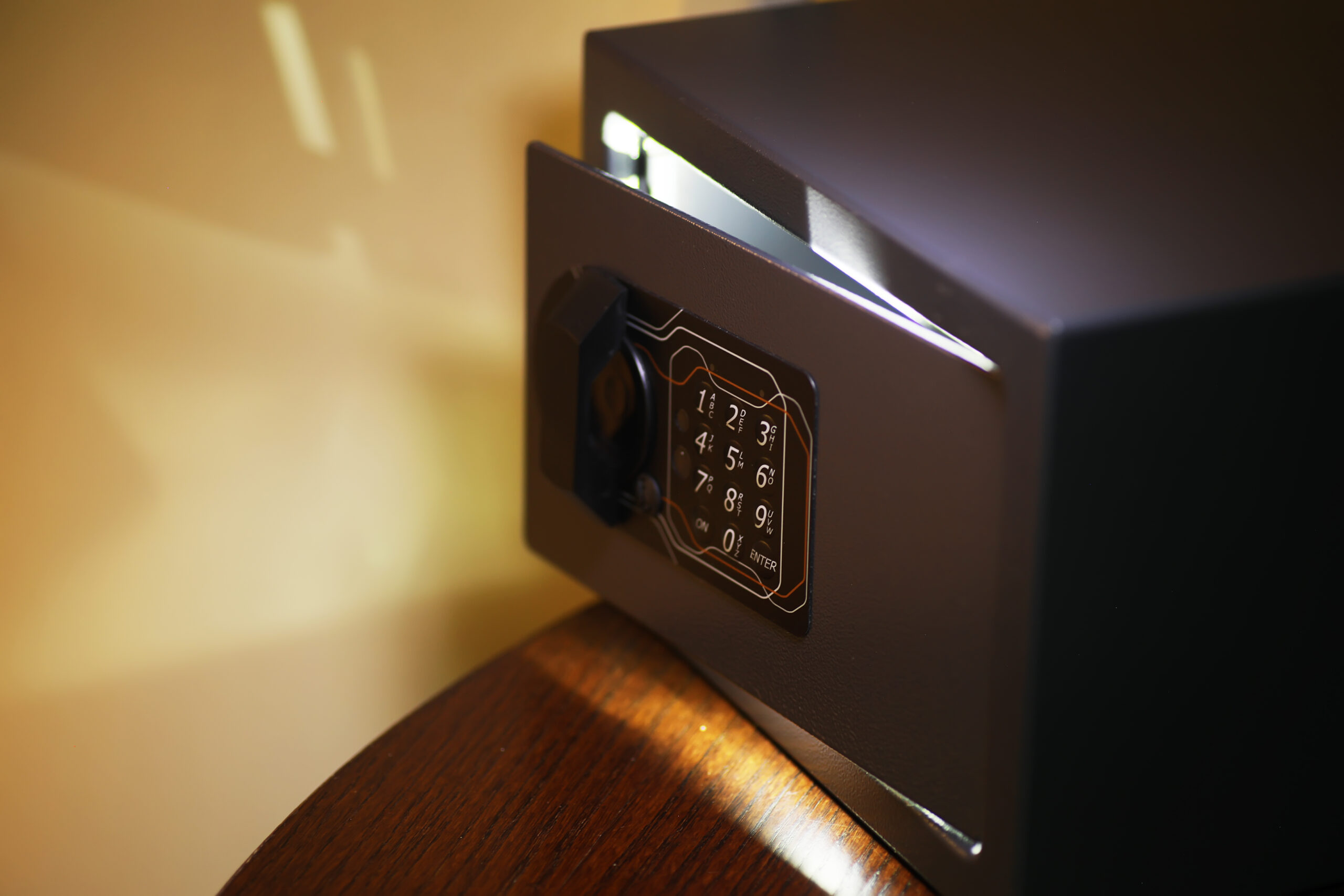 aprire la cassaforte in una casa benestante cassetta di sicurezza in camera d albergo concetto di conservazione sicura di denaro e documenti scaled